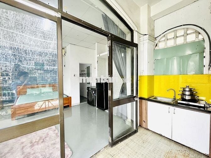 CĂN HỘ BANCON NGAY CẦU VƯỢT HÀNG XANH CÓ THANG MÁY BẢO VỆ - AN NINH