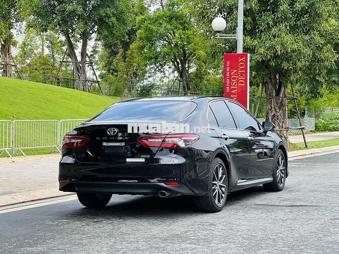 Toyota Camry 2022 2.0Q - siêu lướt 22,000 km.