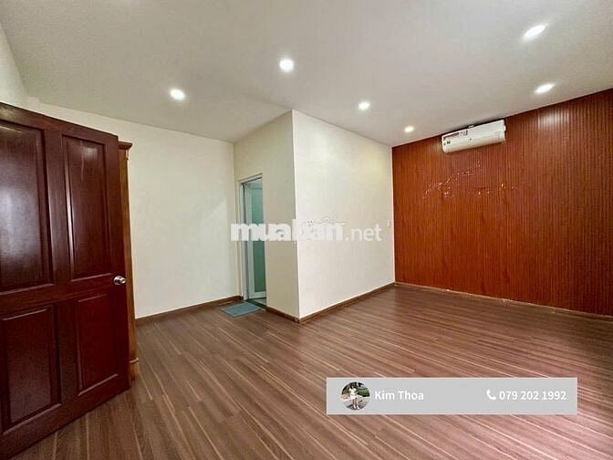 Văn phòng 20m2 có cửa sổ ở Vạn Phúc, t. máy, máy lạnh hầm xe. Giá 5 tr