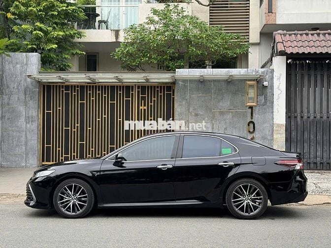 Bán xe Toyota Camry 2.5Q 2023 màu đen