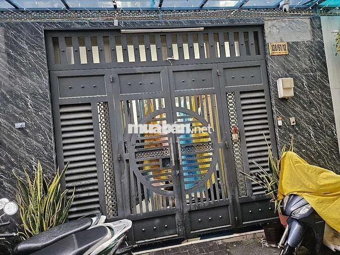 Bán nhà phố 1 trệt, 3 lầu, 1 phòng khách, 4 phòng ngủ, hẻm xe hơi