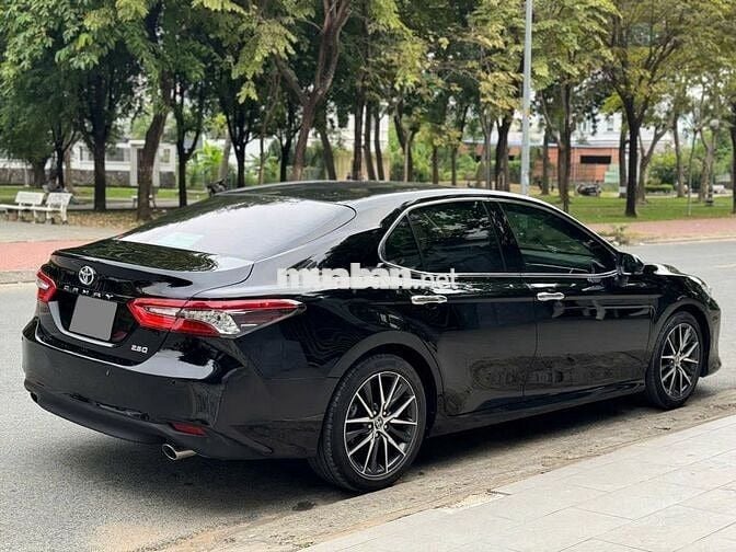 Bán xe Toyota Camry 2.5Q 2023 màu đen