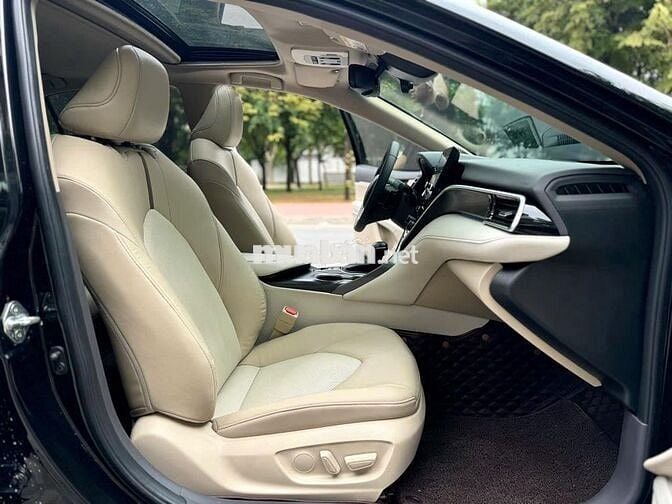 Bán xe Toyota Camry 2.5Q 2023 màu đen
