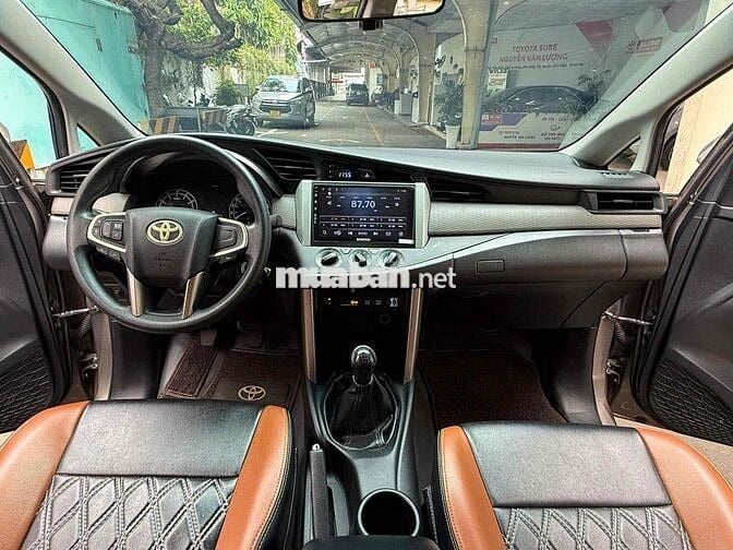 Toyota Innova E số sàn màu đồng 2016 xe gia đình