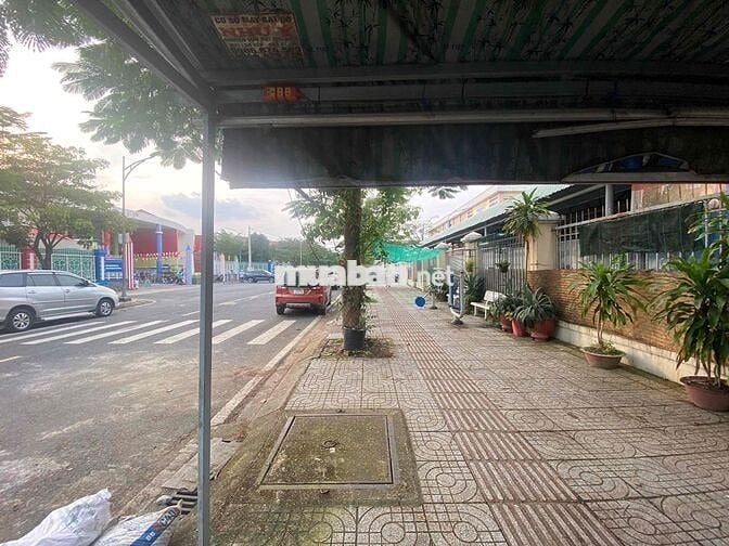 Mặt bằng kinh doanh cà phê sạc xe điện, kho chứa hàng, nơi sản xuất