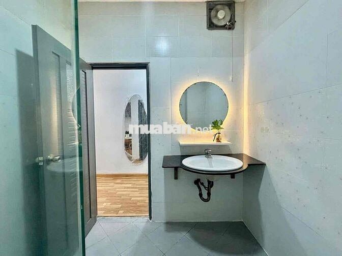 CĂN HỘ BAN CÔNG LỚN XA BẾP PHÒNG TẮM CÓ VÁCH NGĂN ĐINH BỘ LĨNH GẦN Q1