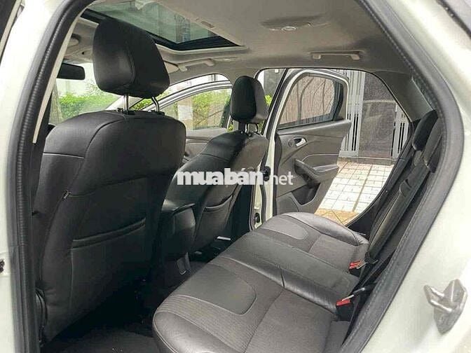 Bán FORD FOCUS 2.0 SPORT 2015 , màu trắng, 5 cửa