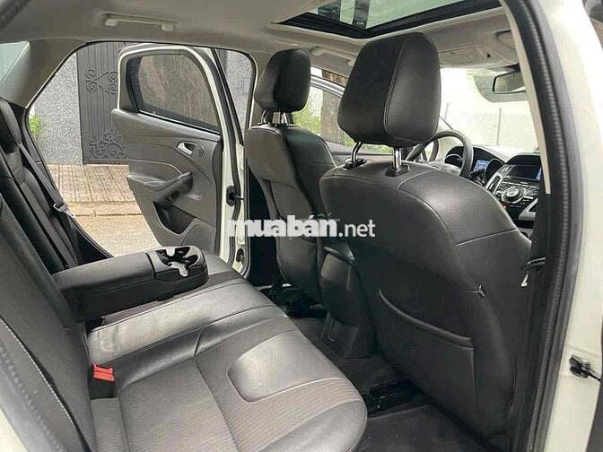 Bán FORD FOCUS 2.0 SPORT 2015 , màu trắng, 5 cửa