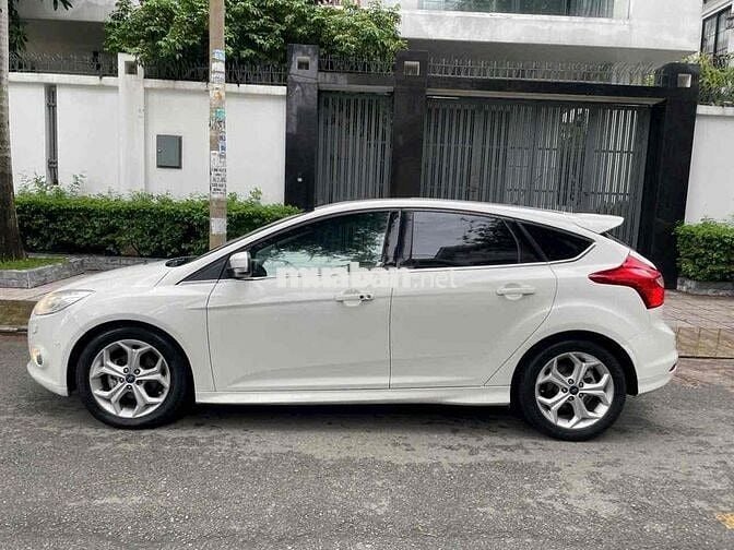 Bán FORD FOCUS 2.0 SPORT 2015 , màu trắng, 5 cửa