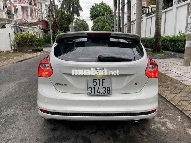 Bán FORD FOCUS 2.0 SPORT 2015 , màu trắng, 5 cửa
