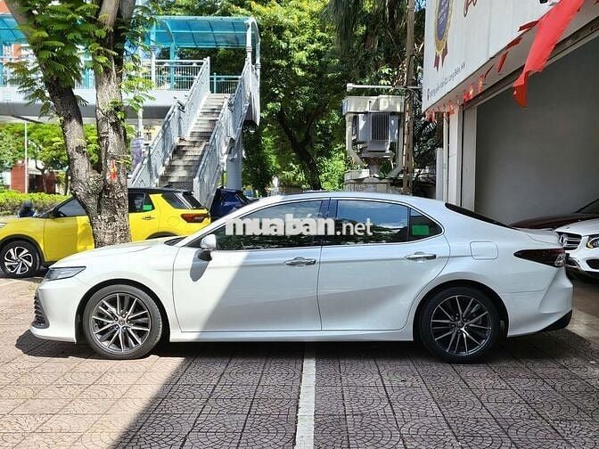 Toyota Camry 2.0Q 2022,Trắng/kem,chạy đúng 4v km