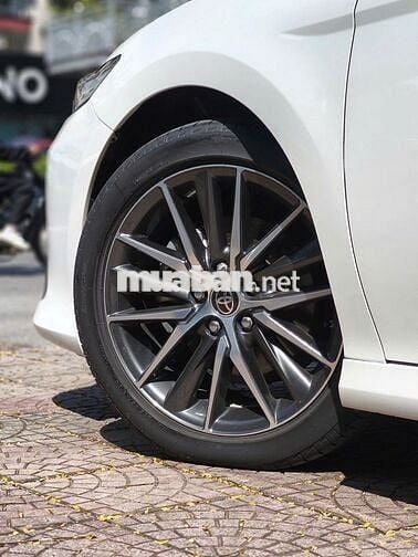 Toyota Camry 2.0Q 2022,Trắng/kem,chạy đúng 4v km