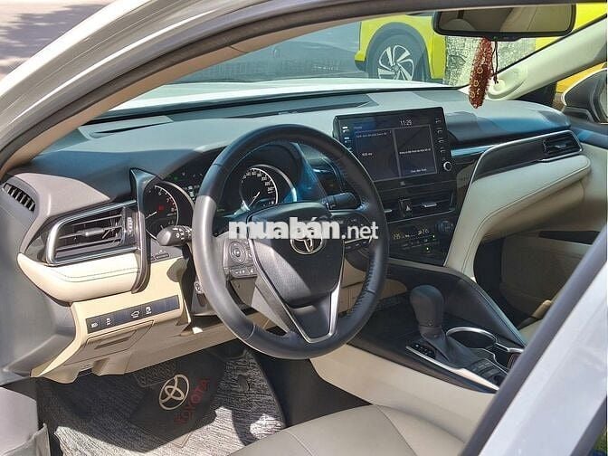 Toyota Camry 2.0Q 2022,Trắng/kem,chạy đúng 4v km