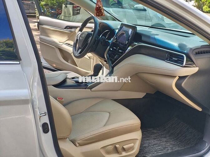 Toyota Camry 2.0Q 2022,Trắng/kem,chạy đúng 4v km