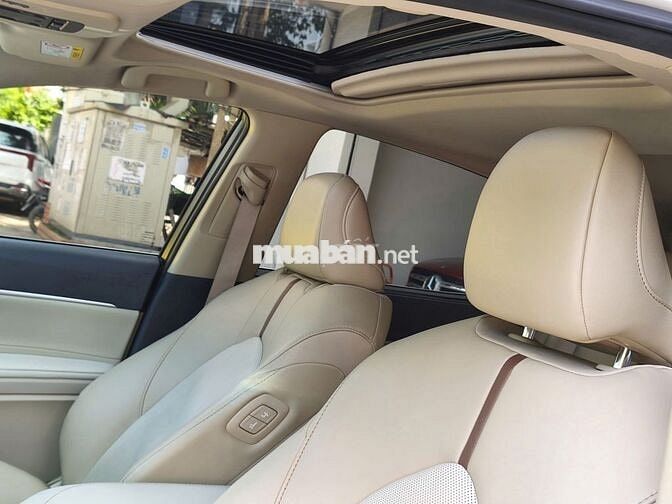 Toyota Camry 2.0Q 2022,Trắng/kem,chạy đúng 4v km