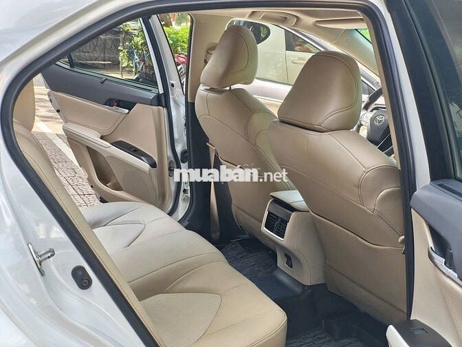 Toyota Camry 2.0Q 2022,Trắng/kem,chạy đúng 4v km