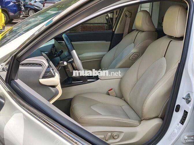 Toyota Camry 2.0Q 2022,Trắng/kem,chạy đúng 4v km
