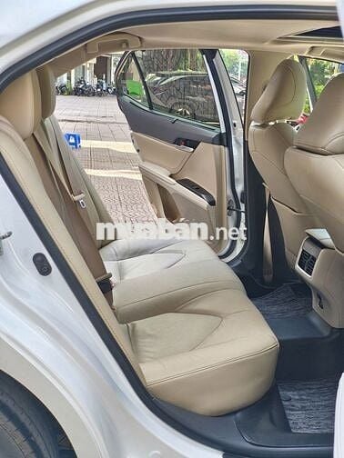Toyota Camry 2.0Q 2022,Trắng/kem,chạy đúng 4v km
