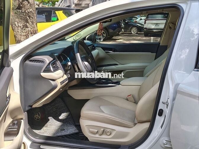 Toyota Camry 2.0Q 2022,Trắng/kem,chạy đúng 4v km
