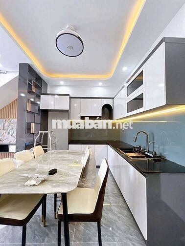 Bán nhà lầu sổ hồng riêng xe hơi trước cửa