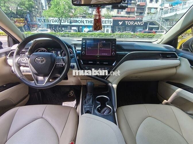 Toyota Camry 2.0Q 2022,Trắng/kem,chạy đúng 4v km