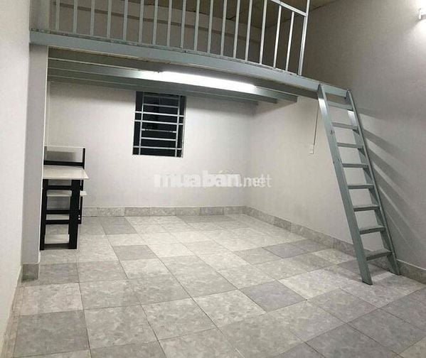 Trống phòng 45m có gác kệ bếp 2 cửa sổ ngay him lam Q7