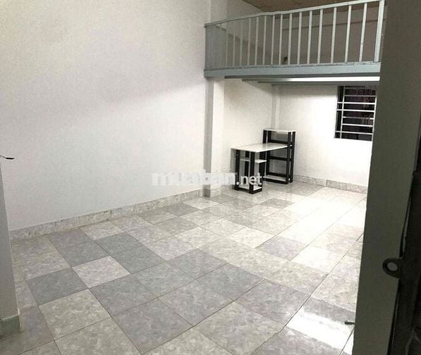 Trống phòng 45m có gác kệ bếp 2 cửa sổ ngay him lam Q7