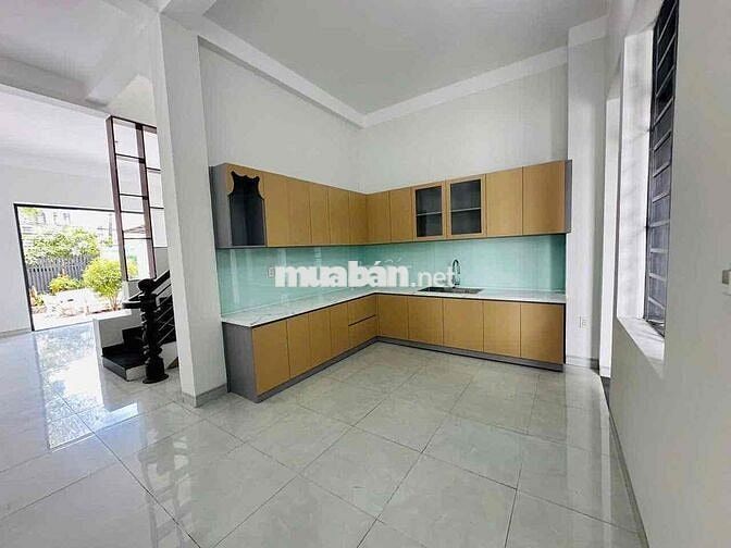 Cho thuê nhà Mái Thái Sân Vườn 3Phòng Ngủ Ở & VP Ngay chợ Phú Mỹ