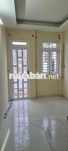 NHÀ MẶT HẺM XE HƠI, CỐT NHÀ ĐẸP KHÔNG DỘT ẨM, KHÔNG GIỚI HẠN NGƯỜI Ở