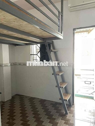 Pass phòng ban công + máy lạnh , dọn ở liền