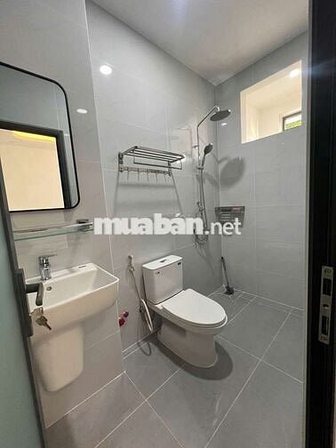 Nhà mới xây 💯% 5 x 20 có 5pn 6wc sân thượng có sẵn 4 máy lạnh mới