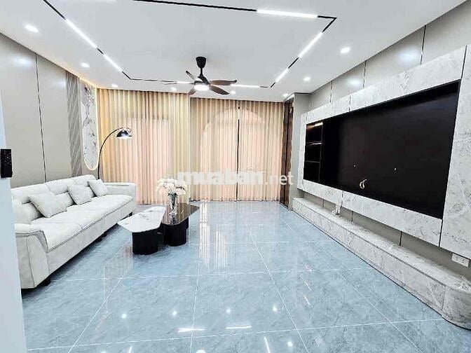 NHÀ XÂY ĐỘC LẬP THIẾT KẾ HIỆN ĐẠI THANG MÁY NHẬP KHẨU NỘI THẤT CAO CÂP