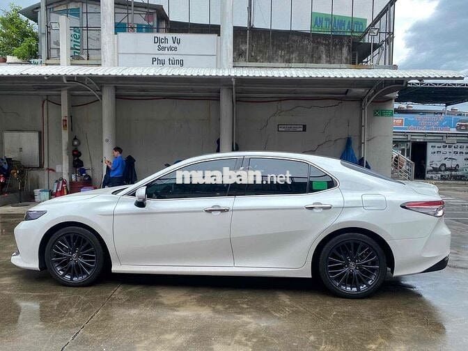 Toyota Camry 2.5Q màu trắng 2021 nhập thái xe zin