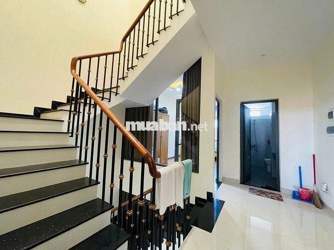 Cho thuê nhà 4 tầng 4 phòng ngủ khép kín ngay Đảo Vip - Hòa Xuân