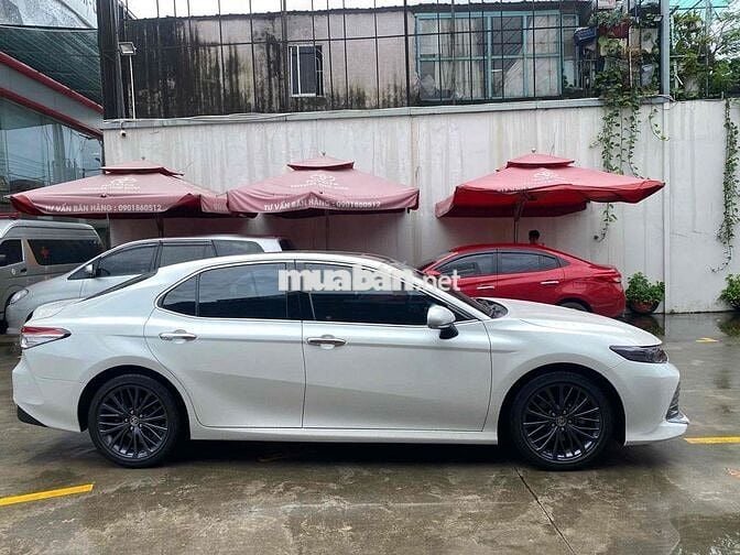 Toyota Camry 2.5Q màu trắng 2021 nhập thái xe zin