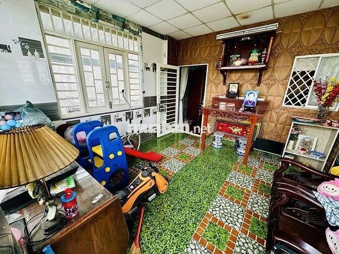 Nhà 2 tầng , 2MT , 6 phòng đang cho thuê .