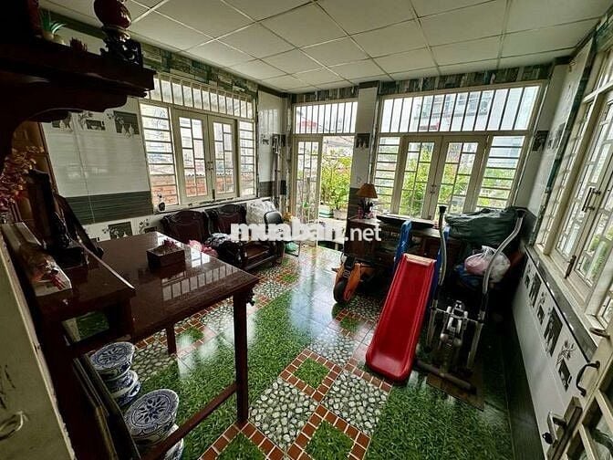 Nhà 2 tầng , 2MT , 6 phòng đang cho thuê .