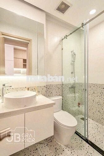 CĂN HỘ CỬA SỔ LỚN XA BẾP KHU VỰC NGỦ RIÊNG RỘNG 40m2 Ở KHU HÀNG XANH