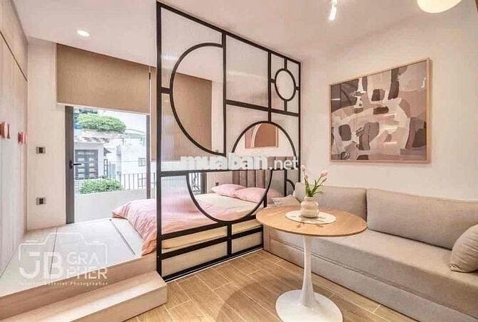 CĂN HỘ CỬA SỔ LỚN XA BẾP KHU VỰC NGỦ RIÊNG RỘNG 40m2 Ở KHU HÀNG XANH