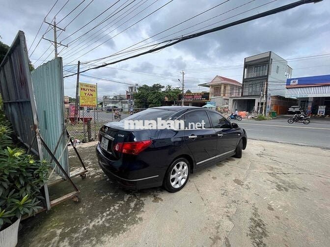 Xe gia đình đang chạy ngon