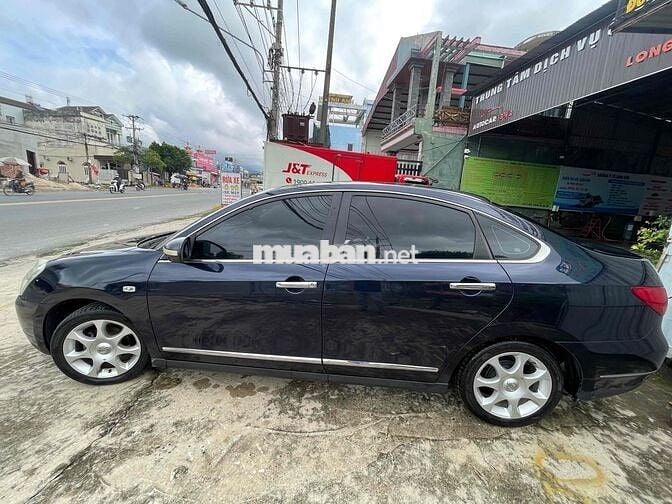 Xe gia đình đang chạy ngon