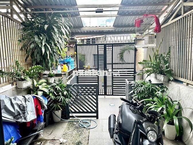 Chính chủ cần bán nhà tt hóc môn khu vực sầm uất ngay bùng binh lê lợi