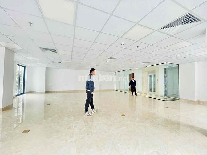 Cho thuê văn phòng tại Trần Duy Hưng 140m2 giá 30t mặt tiền 13m cực re