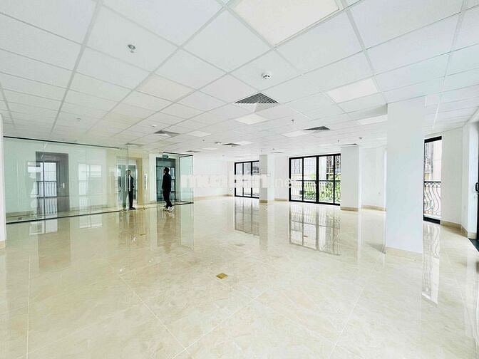 Cho thuê văn phòng tại Trần Duy Hưng 140m2 giá 30t mặt tiền 13m cực re