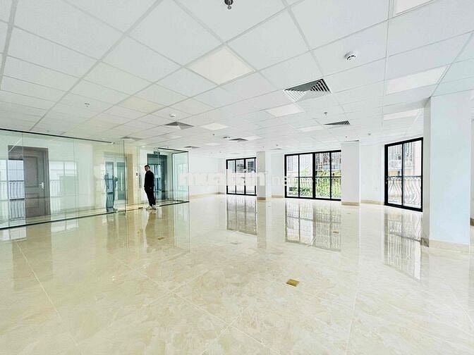 Cho thuê văn phòng tại Trần Duy Hưng 140m2 giá 30t mặt tiền 13m cực re