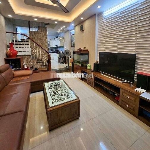 Nhỉnh 6 tỷ, Đông Ngạc, dân xây chắc chắn 45 m, thang máy chờ, gần ô tô