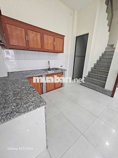 Nhà mới 5p6wc, sân trước rộng để xe máy,đi gv tb gần. Đường 6m