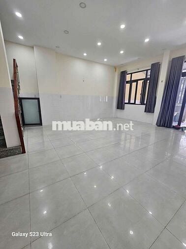 Nhà mới 5p6wc, sân trước rộng để xe máy,đi gv tb gần. Đường 6m