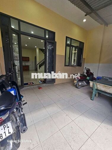 Nhà mới 5p6wc, sân trước rộng để xe máy,đi gv tb gần. Đường 6m