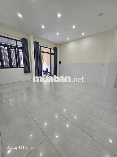 Nhà mới 5p6wc, sân trước rộng để xe máy,đi gv tb gần. Đường 6m